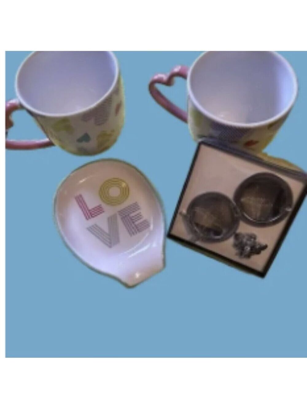 heart-printed pink cups and spoon rest, along with the cute bumble bee tea ball - Picture 4 of 6